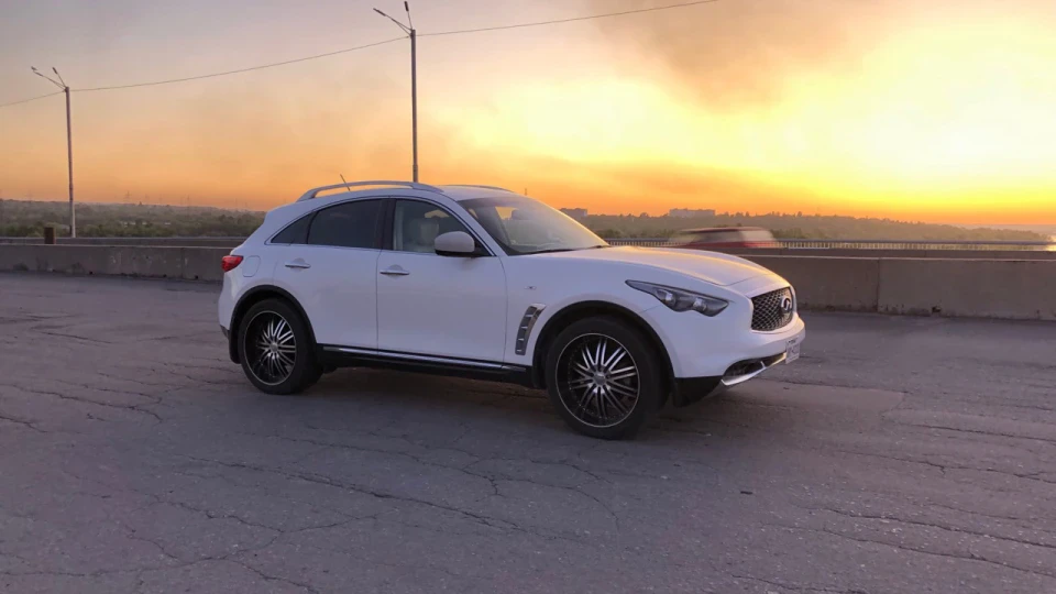 Infiniti QX70 3.7