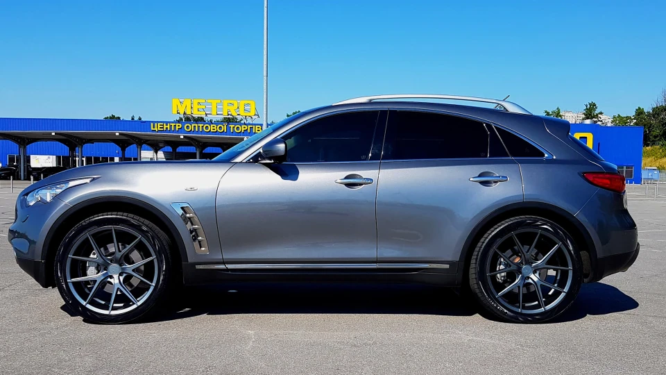 Infiniti QX70 R22 2