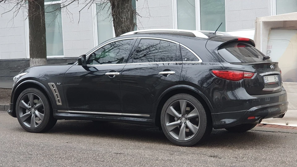 Infiniti QX70 S 5.0