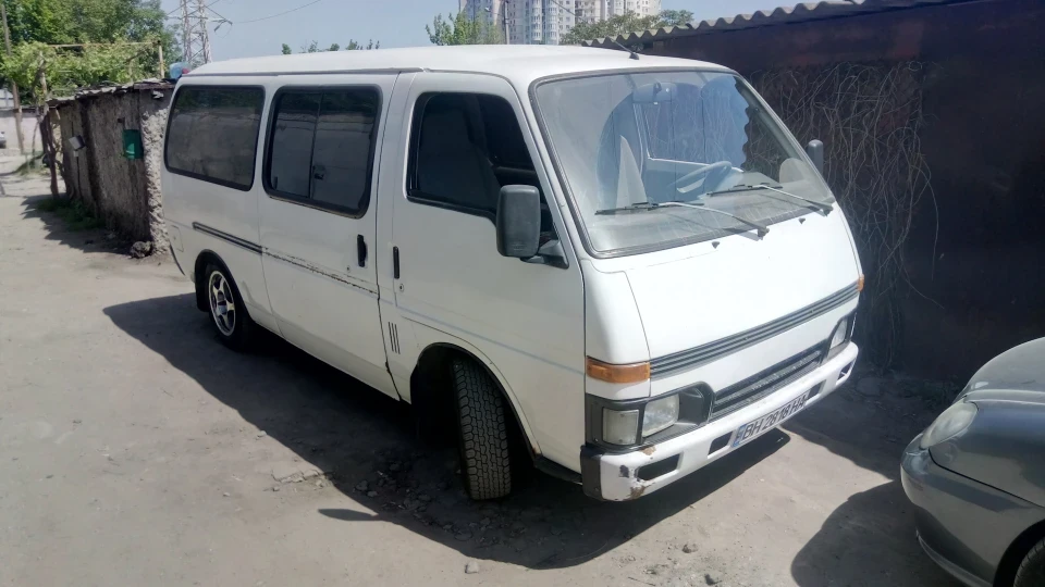 Isuzu Midi надійний бусик