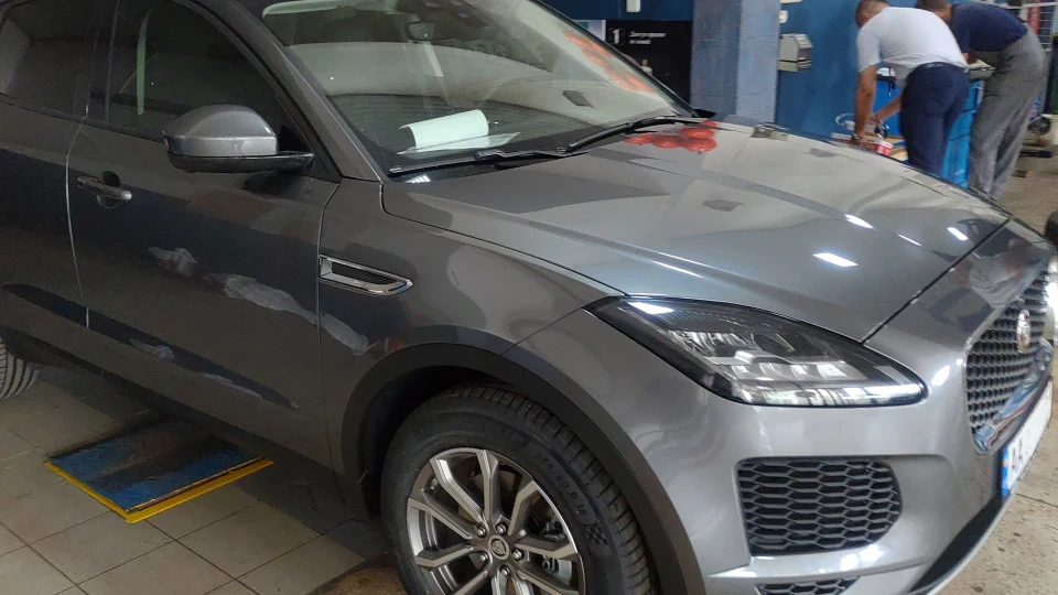 Jaguar E-Pace Коріс грей