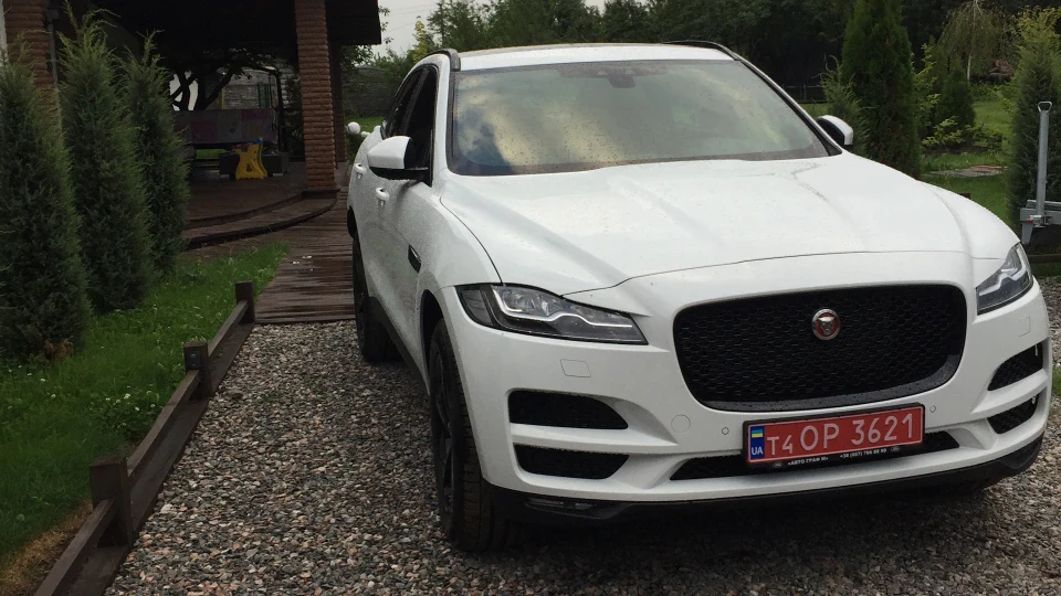 Jaguar F-Pace біло-чорний Яг