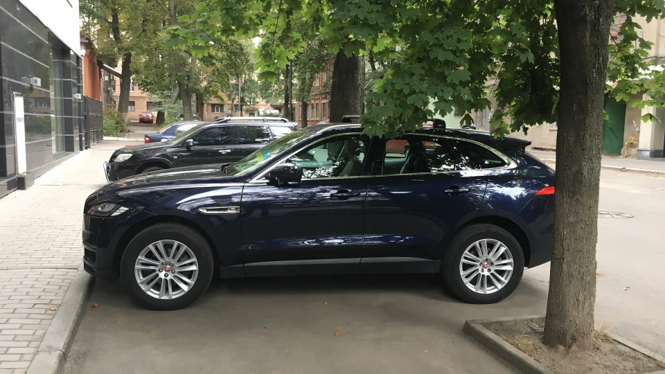 Jaguar F-Pace .blue like space 2