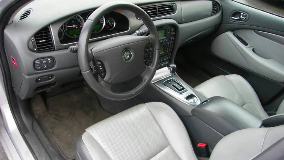 Jaguar S-Type 4