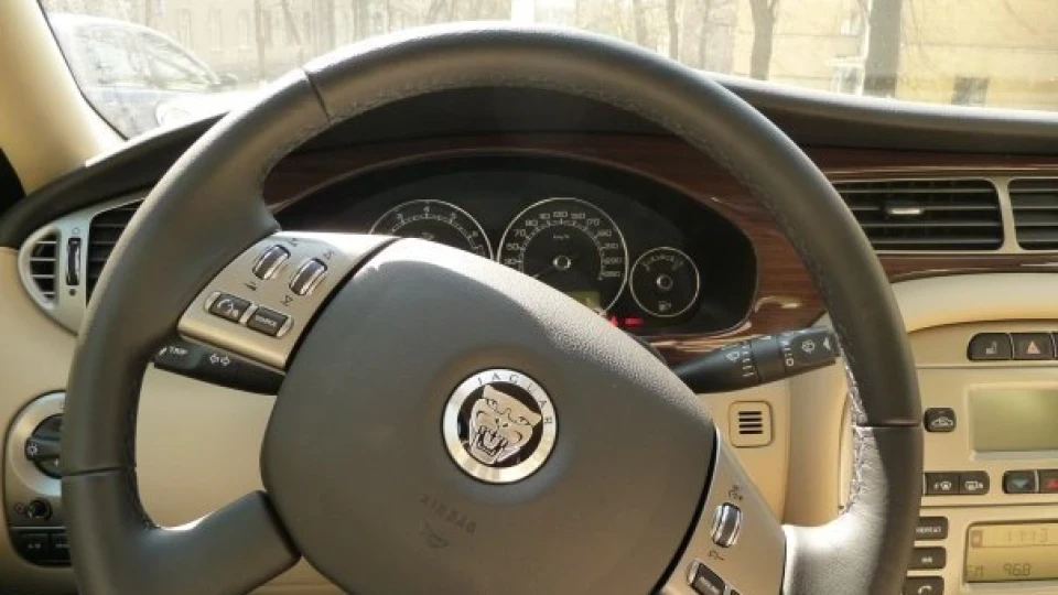 V6 Luxury 2 1
