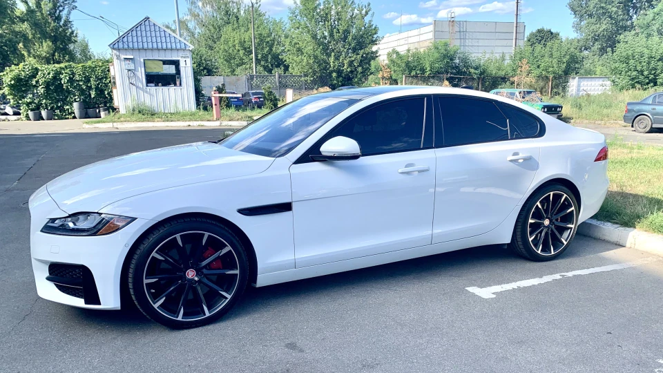 Jaguar XF Білий хижак