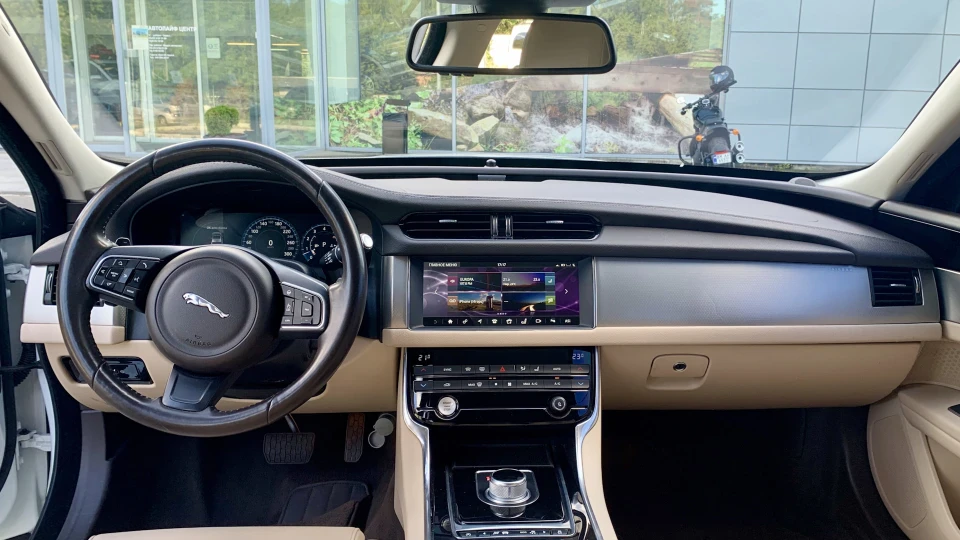 Jaguar XF Білий хижак 2