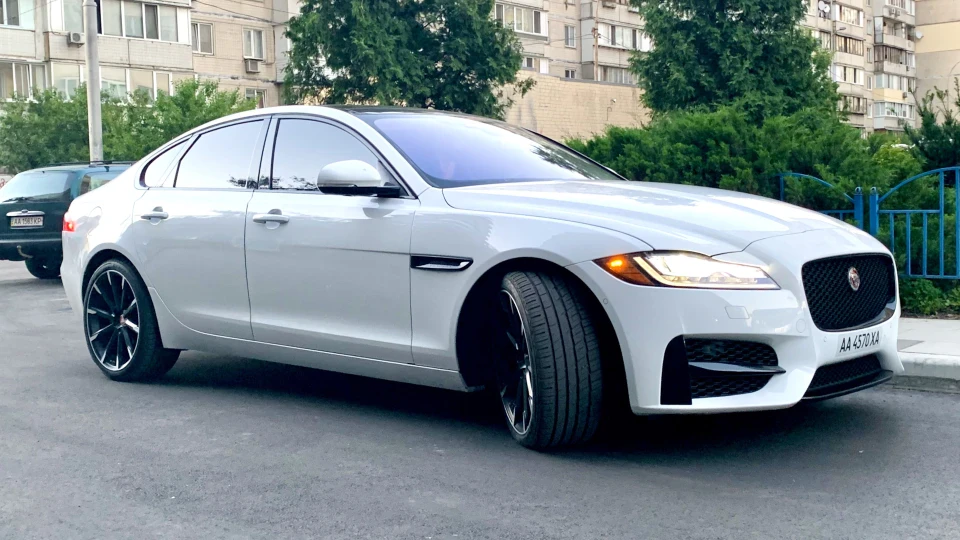 Jaguar XF Білий хижак 3