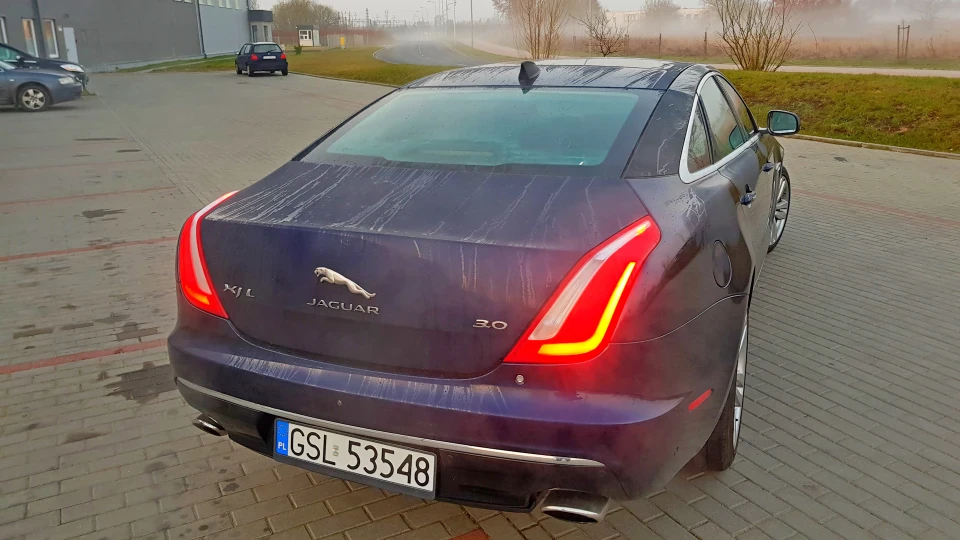 Jaguar XJ Blue Long 4