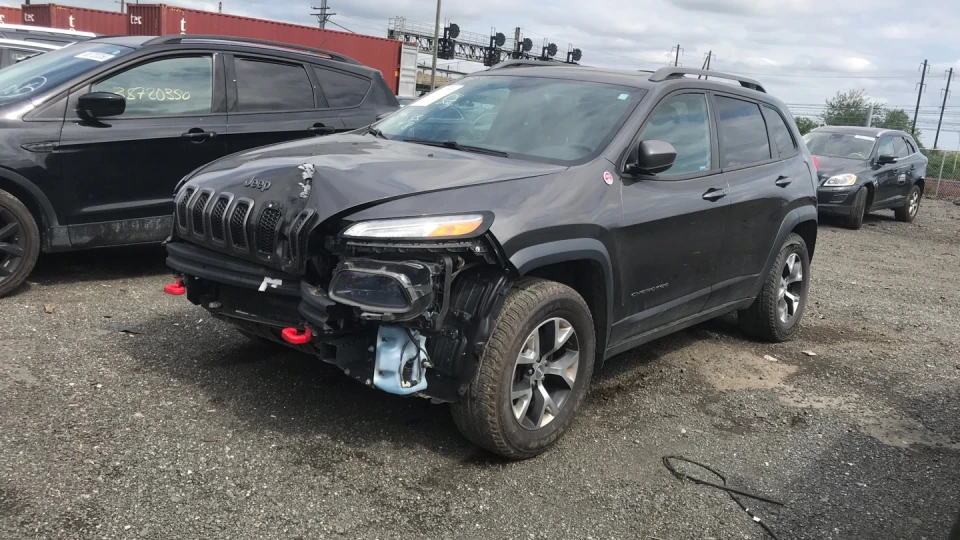 Jeep Cherokee TrailHawk - потужний ящір