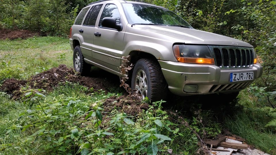 Jeep Grand Cherokee Loredo 3