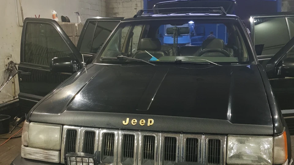 Jeep Grand Cherokee old black brutal 2