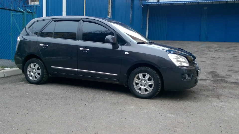 KIA Carens ... [asphalt]