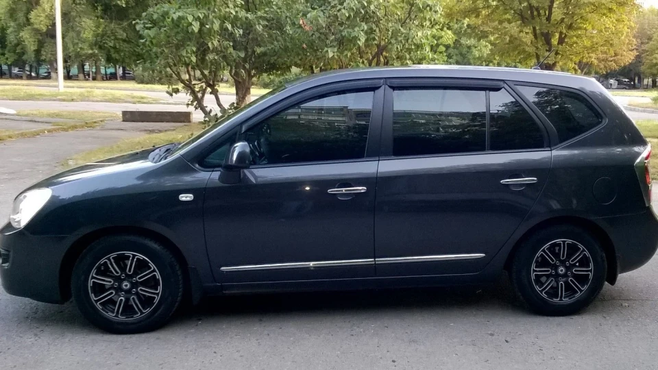 KIA Carens ... [asphalt] 2