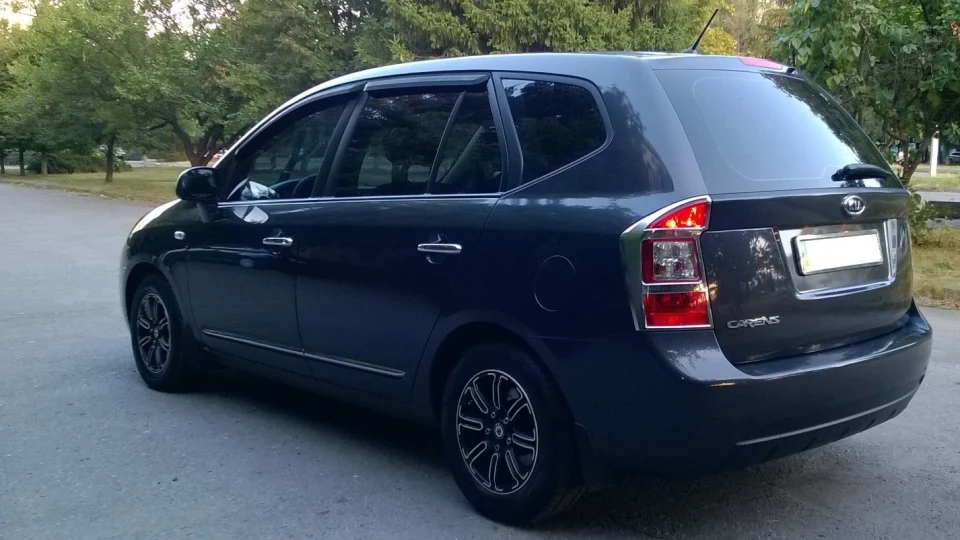 KIA Carens ... [asphalt] 3