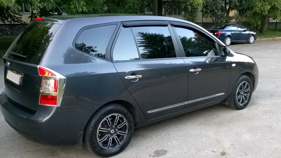 KIA Carens ... [asphalt] 4