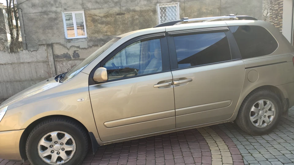 KIA Carnival 4