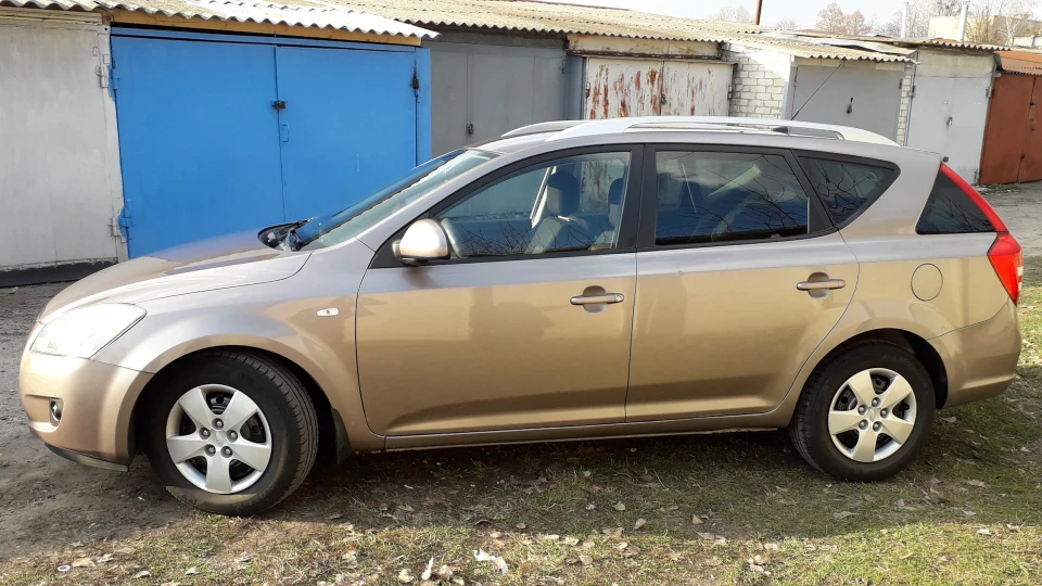 KIA Ceed SW Бежевий шершень 2