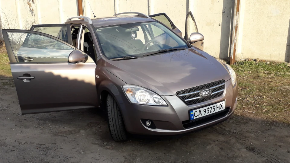 KIA Ceed SW Бежевий шершень 3