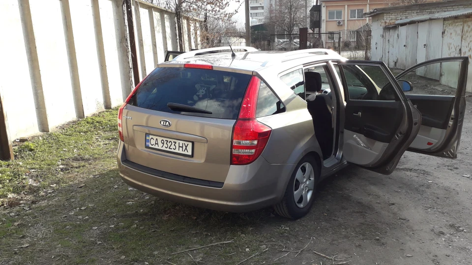 KIA Ceed SW Бежевий шершень 5