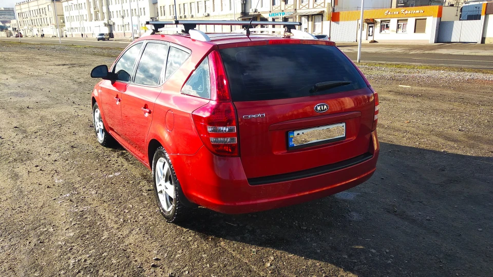 KIA Ceed SW Червоний трактор