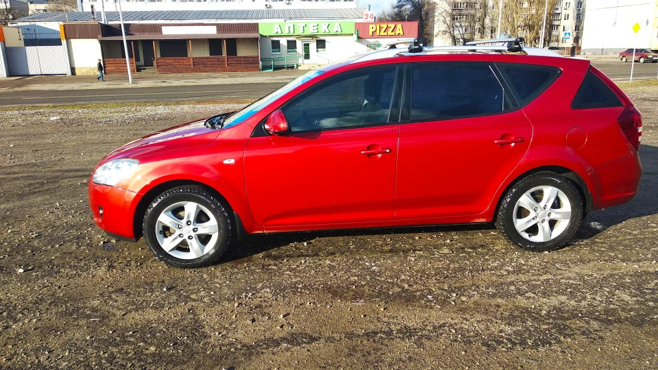 KIA Ceed SW Червоний трактор 2