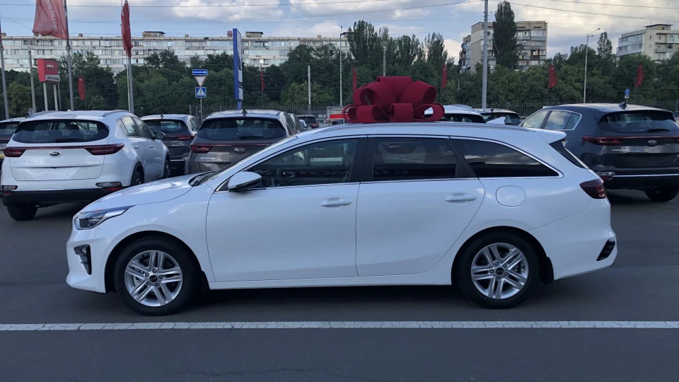 KIA Ceed SW white