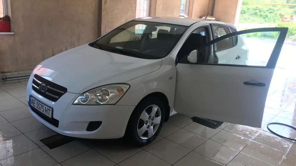 KIA Ceed white angle 2