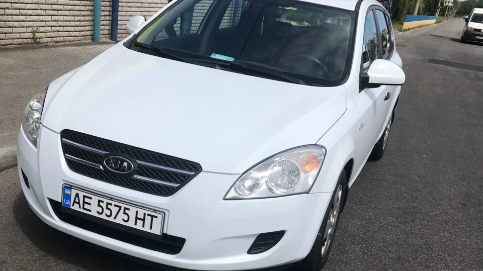 KIA Ceed white angle 3
