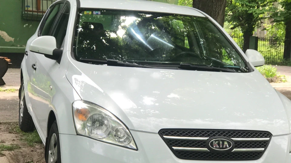 KIA Ceed white angle 4