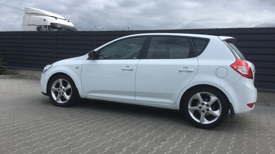 KIA Ceed White 2