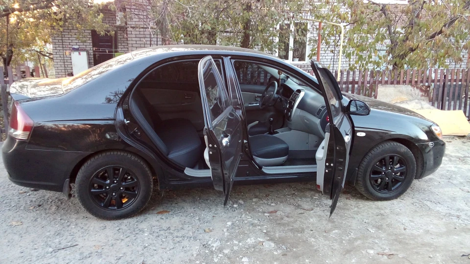 KIA Cerato 2,0 чорний 3