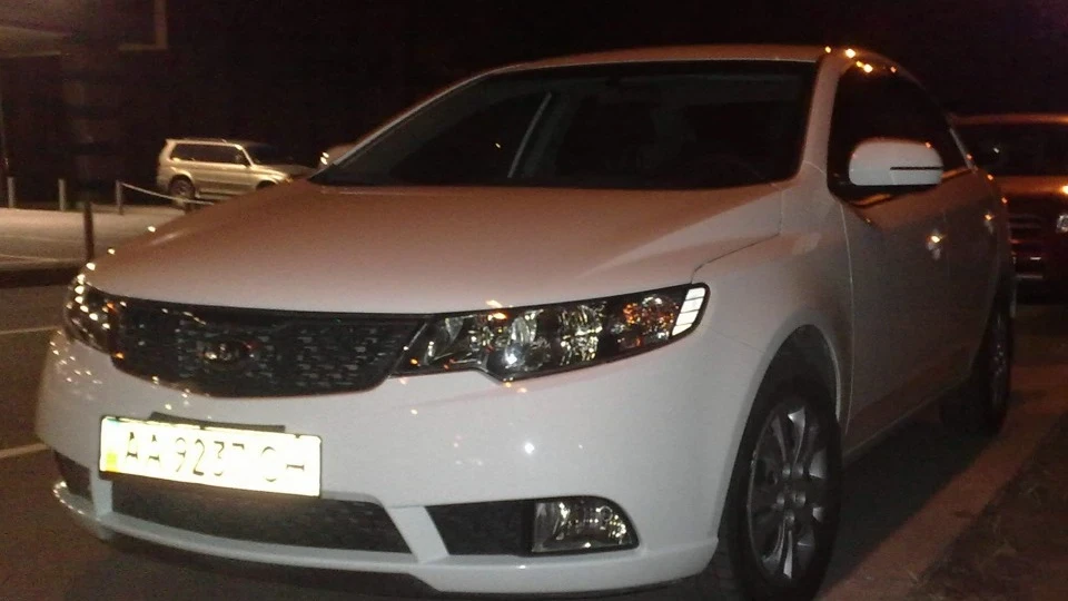 KIA Cerato blonde girl 2