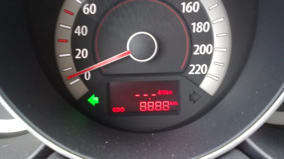 KIA Cerato blonde girl 3