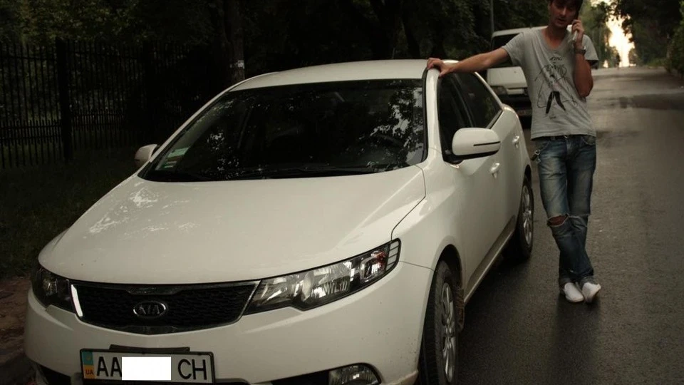 KIA Cerato blonde girl 4