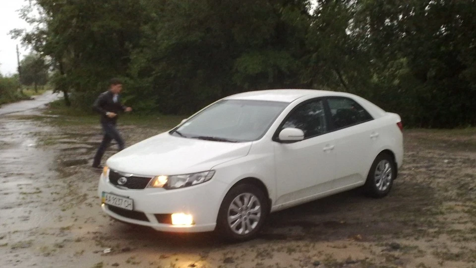 KIA Cerato blonde girl 5