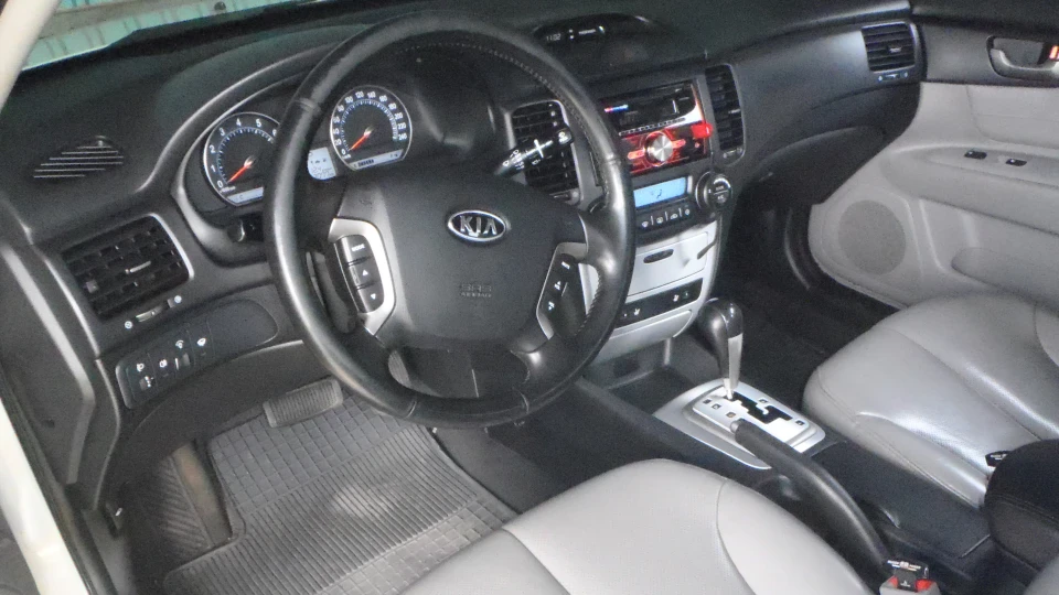 KIA Magentis Black & White 2