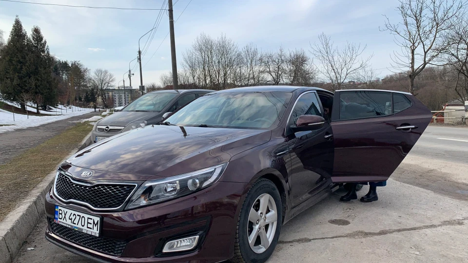KIA Optima 2.4 burgundy