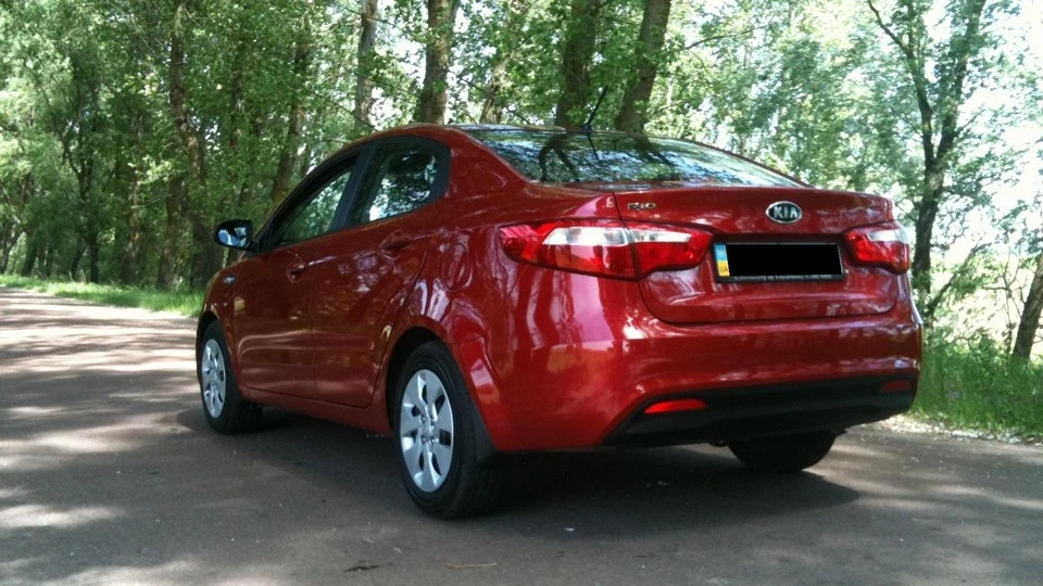 KIA Rio Garnet Red 3