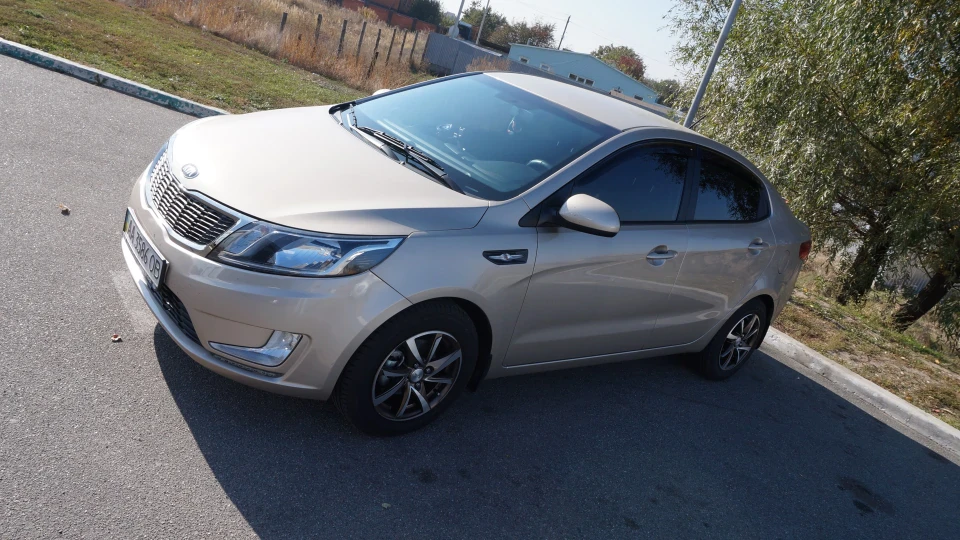 KIA Rio Gold Car