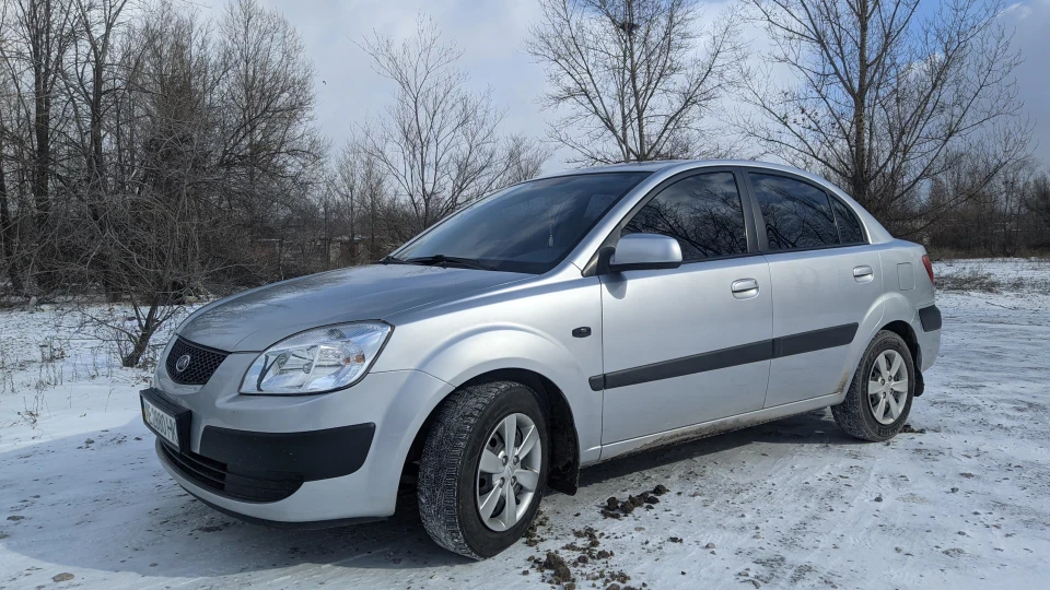 KIA Rio silver arrow