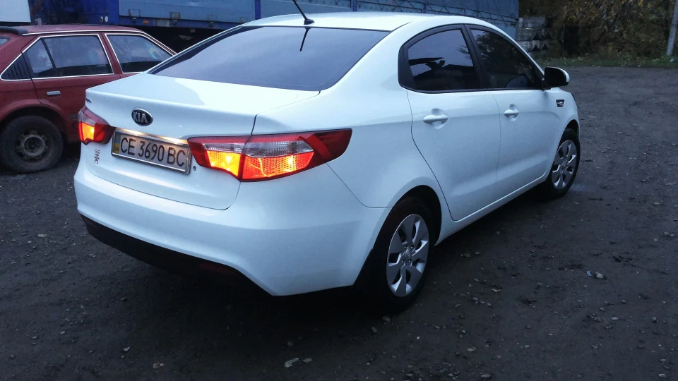 KIA Rio white snail