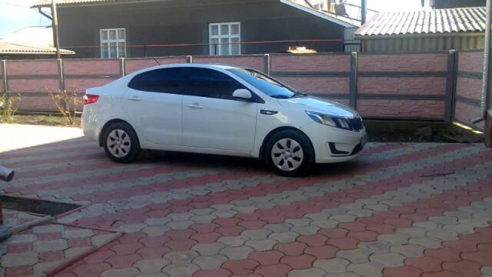 KIA Rio white snail 2