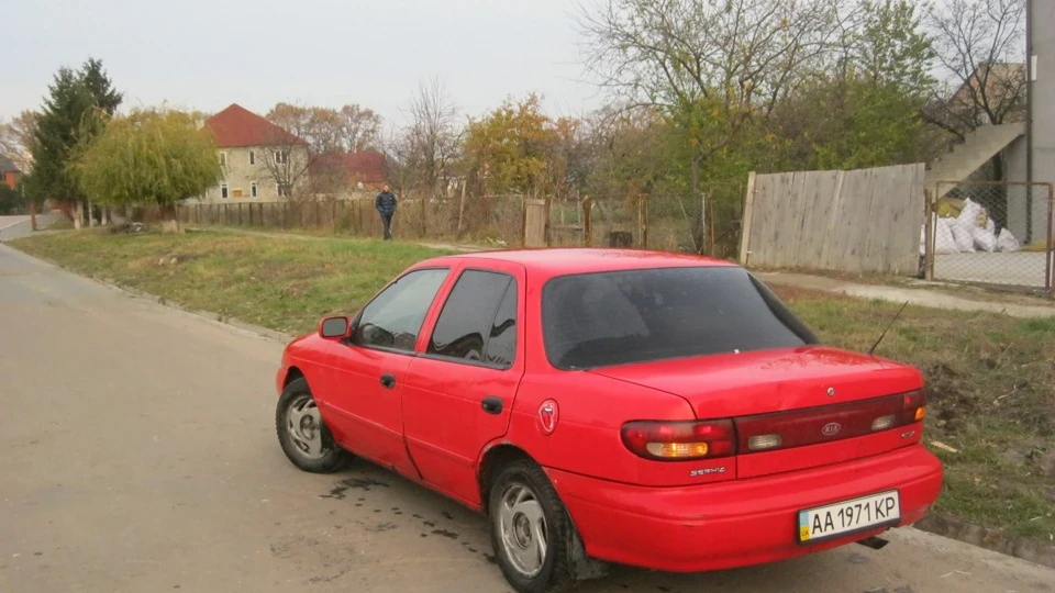 KIA Sephia червона засранка) 2