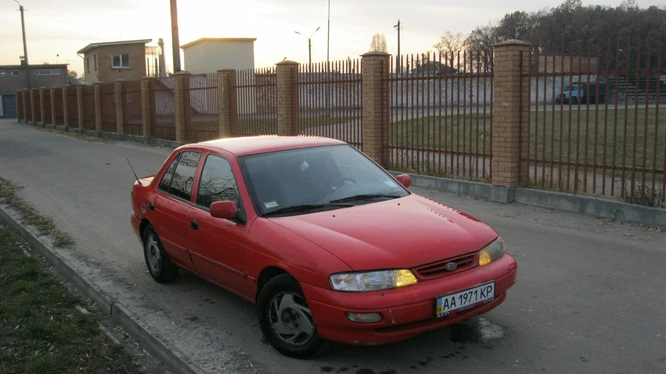 KIA Sephia червона засранка) 3