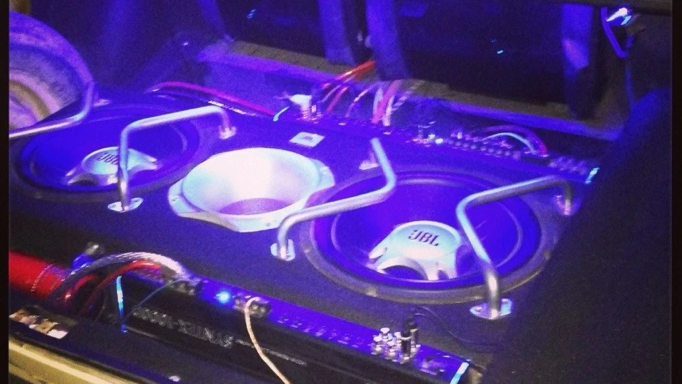 Chilli 2101 Bass JBL 2 Saba