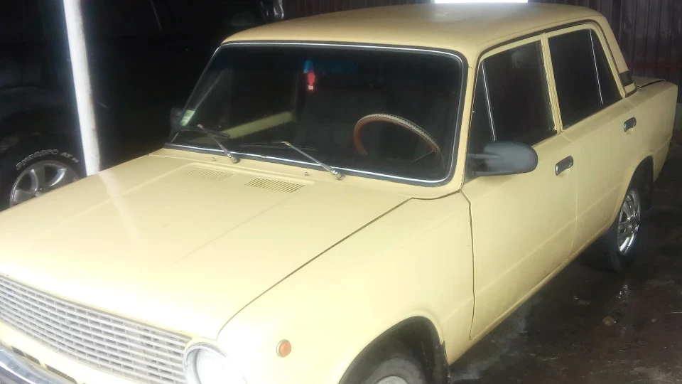 Lada 2101 ЖовтийVAZ21011Перша моя 3