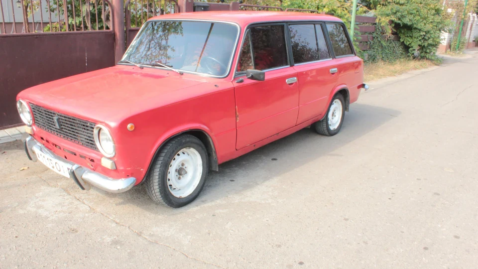 Lada 2102 REd Bull