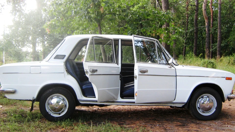 Lada 2103 4