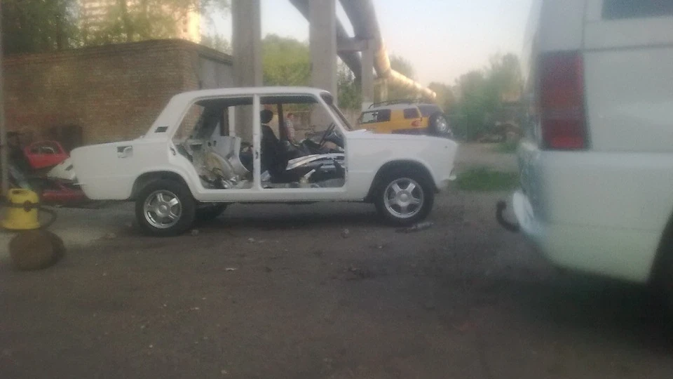 Lada 2103 біла старенька 2